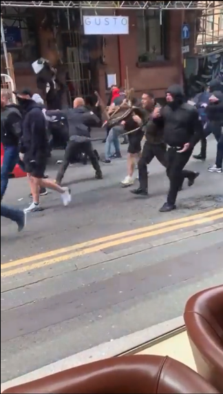 VIDEO Scene incredibile pe străzile din Manchester, înaintea meciului cu Leeds. Fanii s-au luat la bătaie _4