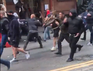VIDEO Scene incredibile pe străzile din Manchester, înaintea meciului cu Leeds. Fanii s-au luat la bătaie _5