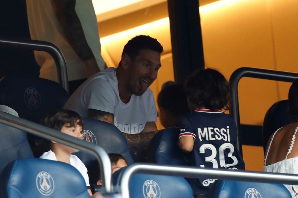 FOTO Băieții lui Messi, spectacol în tribunele de pe Parc des Princes. Și soția argentinianului s-a ridicat la înălțime _4