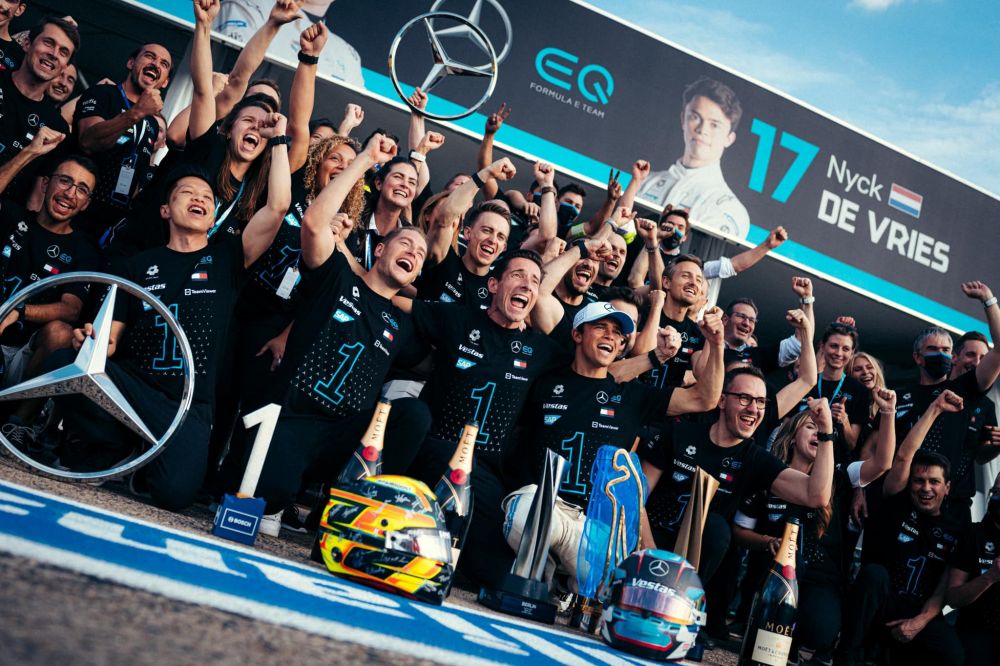 Rezerva lui Hamilton și Mercedes EQ sunt noii campioni din Formula E! Ei s-au impus în competiția auto a viitorului_1