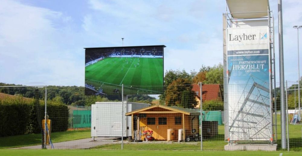 Ultima tehnologie din Bundesliga. Antrenorii fac tactica chiar pe teren, cu o tabletă și un ecran gigant_1