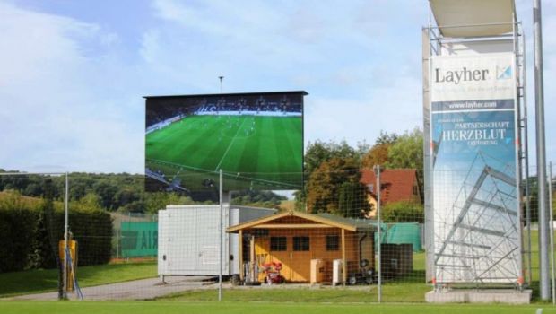 
	Ultima tehnologie din Bundesliga. Antrenorii fac tactica chiar pe teren, cu o tabletă și un ecran gigant
