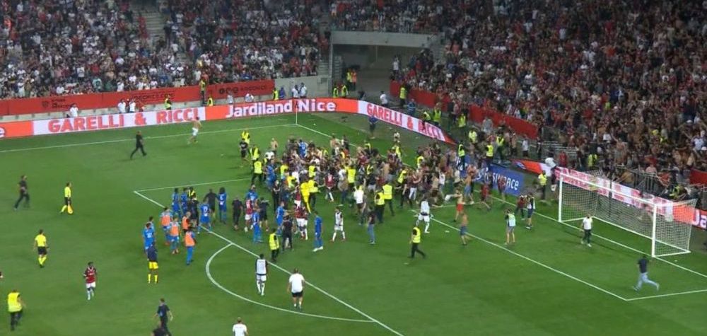 VIDEO | Imagini nebune din Franța! Suporterii lui Nice au pătruns pe teren și i-au bătut pe jucătorii lui OM_4