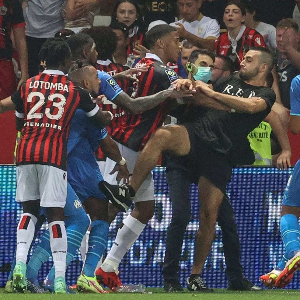 VIDEO | Imagini nebune din Franța! Suporterii lui Nice au pătruns pe teren și i-au bătut pe jucătorii lui OM_5