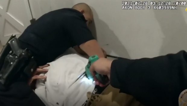 Clipe de coșmar pentru un star NBA: polițiștii l-au doborât cu electroșoc și i-au pus piciorul în gât! Imagini cu impact emoțional