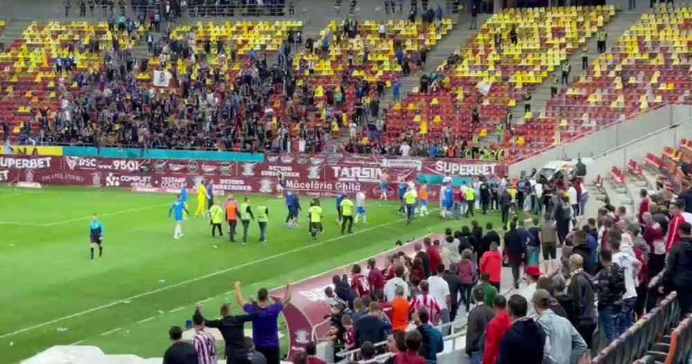 VIDEO | Scene incredibile la finalul meciului Rapid - Univ. Craiova! Oltenii nu au fost lăsați să iasă de pe teren_1