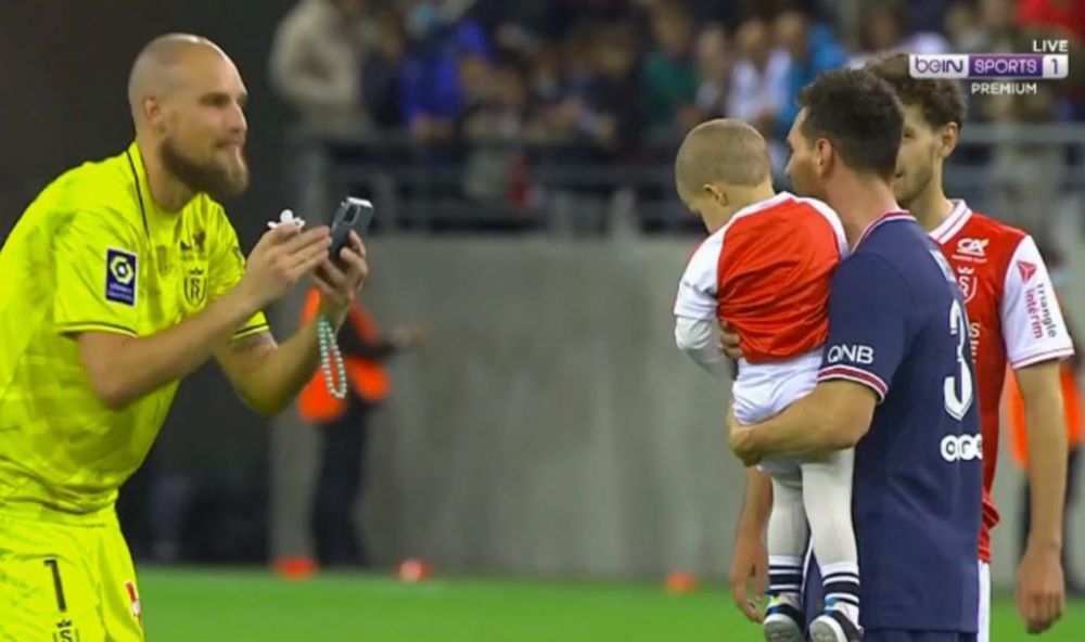 VIDEO Sunt imaginile momentului! Portarul lui Reims și-a dus copilul la finalul meciului pentru a-l poza cu Messi_1