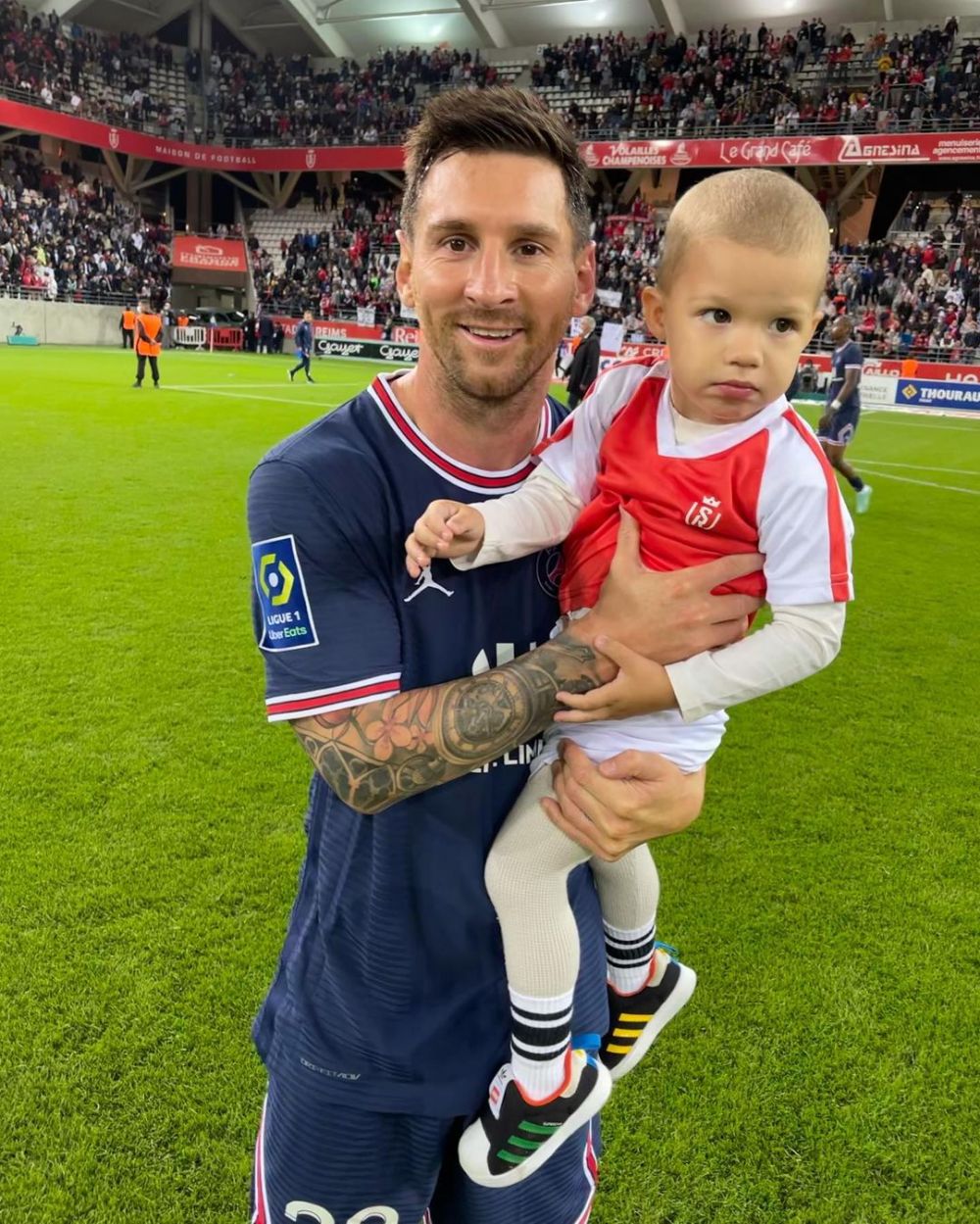 VIDEO Sunt imaginile momentului! Portarul lui Reims și-a dus copilul la finalul meciului pentru a-l poza cu Messi_2