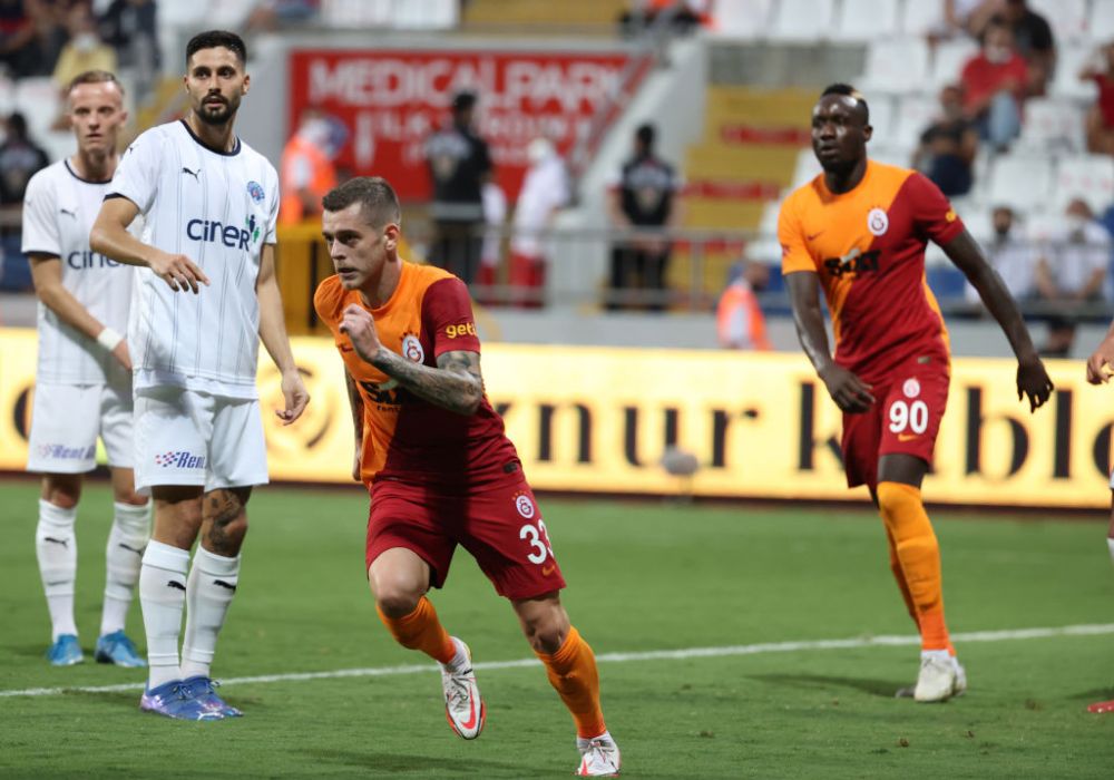 Piedestalul pe care a fost ridicat Moruțan după primul meci la Galatasaray_11