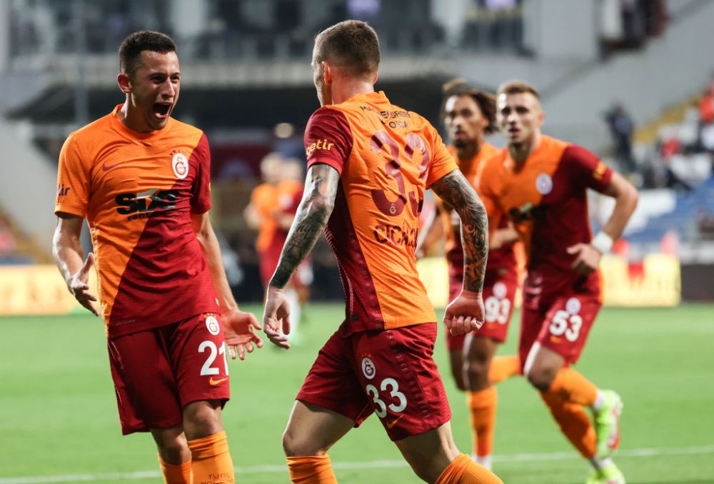 Piedestalul pe care a fost ridicat Moruțan după primul meci la Galatasaray_9