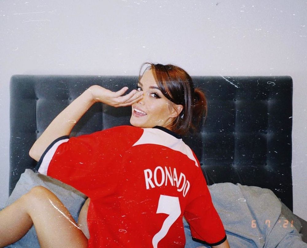 Ea este cea mai bucuroasă de transferul lui Ronaldo! Modelul obsedat de United promite să posteze doar poze sexy  _24