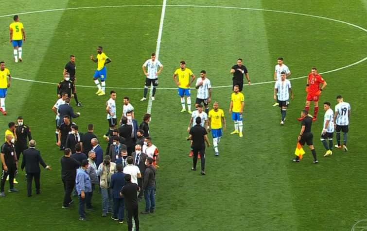 Meciul dintre Brazilia și Argentina, întrerupt după ce autoritățile medicale braziliene au pătruns pe teren_3