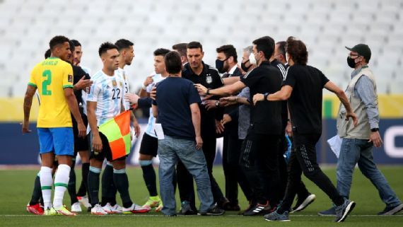 Meciul dintre Brazilia și Argentina, întrerupt după ce autoritățile medicale braziliene au pătruns pe teren_4
