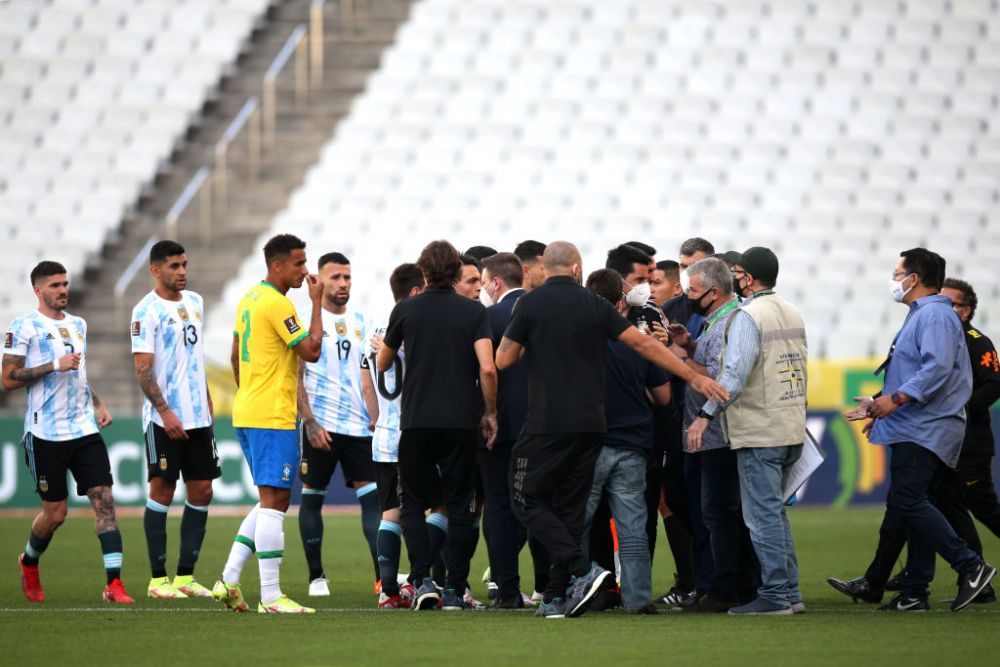 Meciul dintre Brazilia și Argentina, întrerupt după ce autoritățile medicale braziliene au pătruns pe teren_8