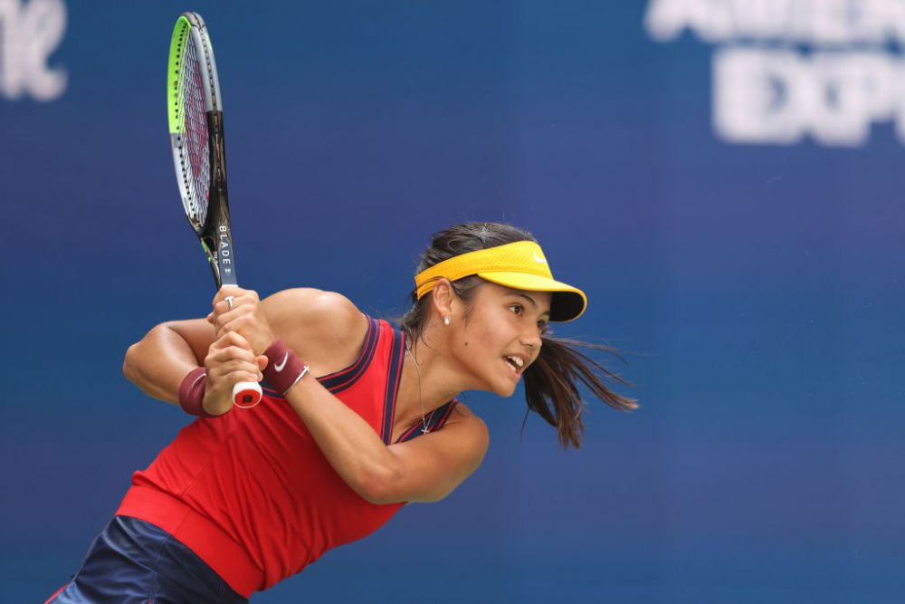 Emma Răducanu e noua vedetă a tenisului mondial! Jucătoarea cu origini românești e în semifinalele US Open fără set pierdut_5