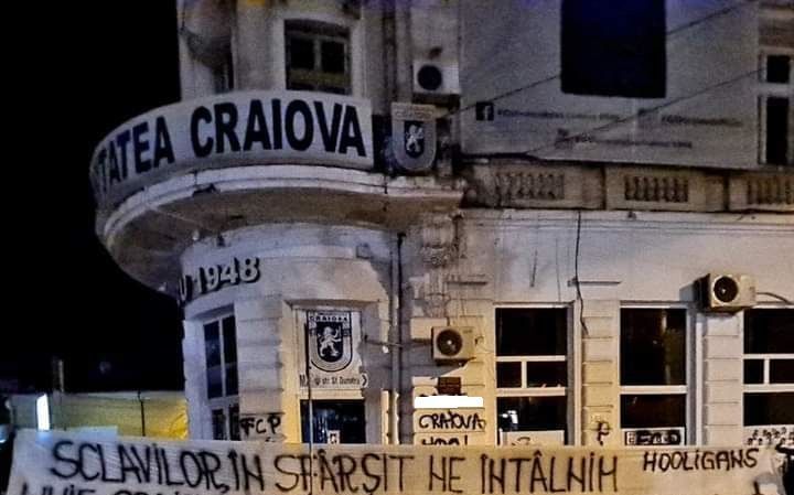A început „războiul” după tragerea la sorți din Cupa României! Ultrașii Petrolului au vandalizat sediul FCU Craiova: „Sclavilor!”_1