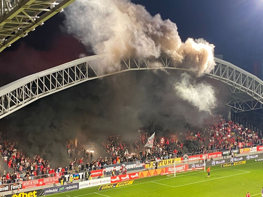 „Au dat foc” la peluză! Imagini spectaculoase de pe stadionul din Arad_7