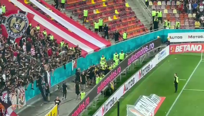 Revolta suporterilor roș-albi. Fanii lui Dinamo au aruncat cu scaune pe teren, au intervenit jandarmii!_3
