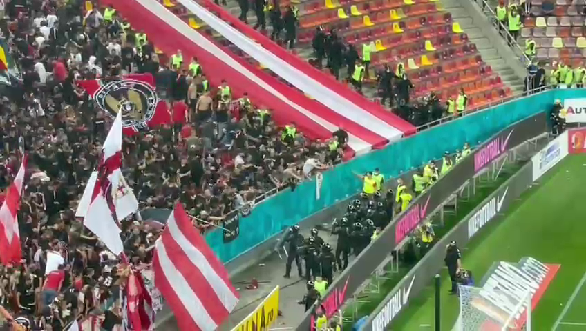 Revolta suporterilor roș-albi. Fanii lui Dinamo au aruncat cu scaune pe teren, au intervenit jandarmii!_5