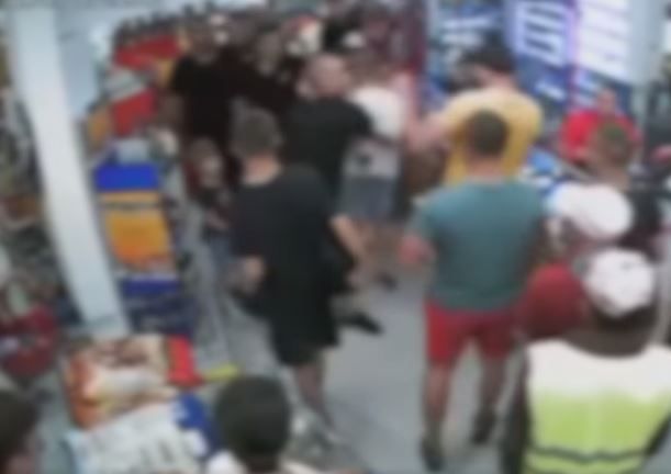 Momente ireale în Dej! Fanii lui CSA au bătut un politician într-un magazin! Totul a fost surprins de camere_1