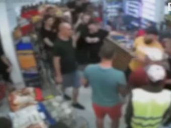 
	Momente ireale în Dej! Fanii lui CSA au bătut un politician într-un magazin! Totul a fost surprins de camere
