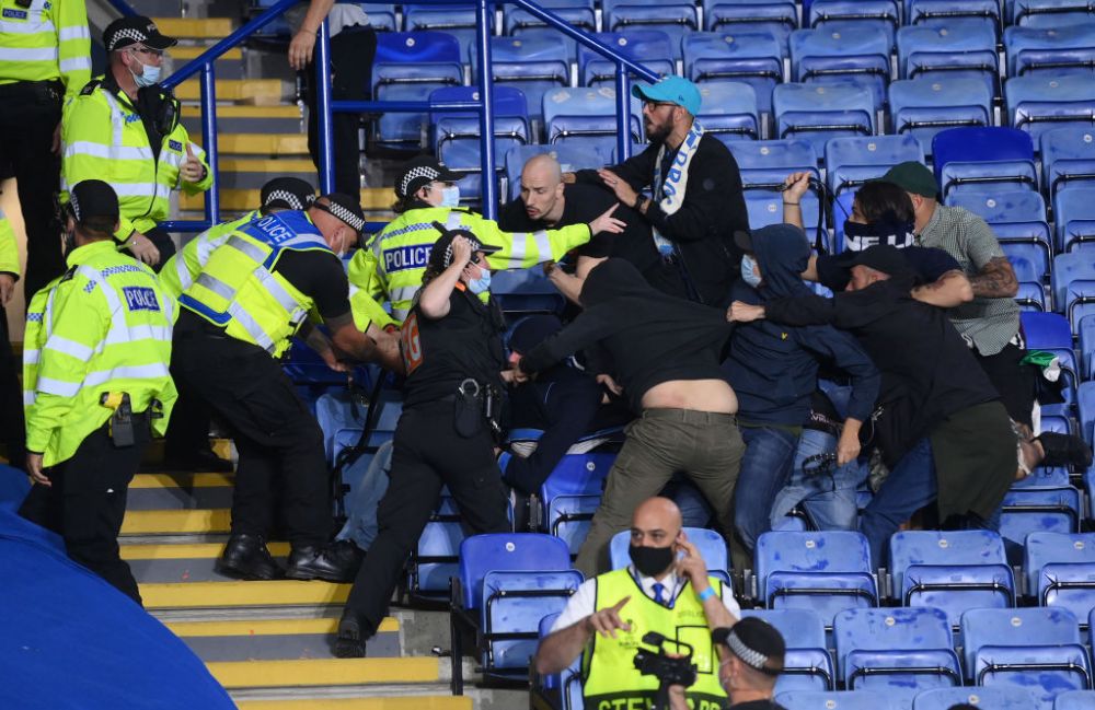 Bătaie pe ”King Power”! Violențe între fanii lui Napoli și poliția britanică după meciul cu Leicester_1