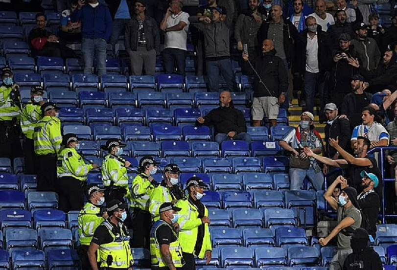 Bătaie pe ”King Power”! Violențe între fanii lui Napoli și poliția britanică după meciul cu Leicester_3