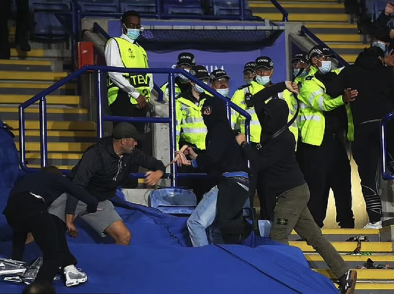 Bătaie pe ”King Power”! Violențe între fanii lui Napoli și poliția britanică după meciul cu Leicester_4