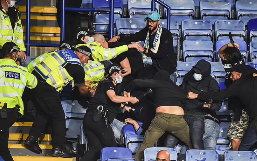 Bătaie pe ”King Power”! Violențe între fanii lui Napoli și poliția britanică după meciul cu Leicester_5
