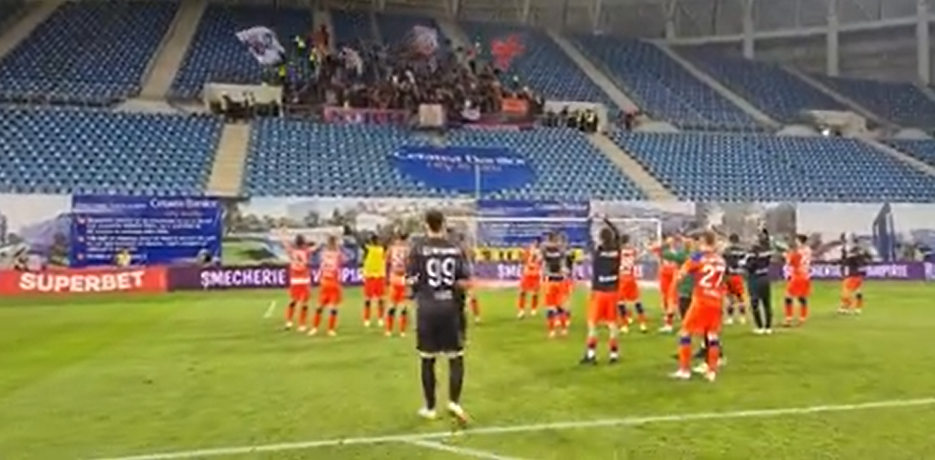 Jucătorii de la FCSB au sărbătorit alături de suporteri victoria cu FCU Craiova. Momente spectaculoase de pe stadion _1