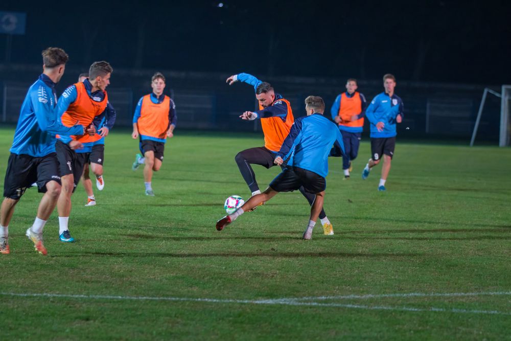 Atmosferă incendiară creată de fani la antrenamentul celor de la CS Hunedoara, înaintea meciului din Cupă cu FCSB_1