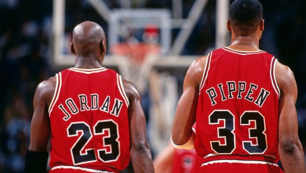 
	Un maiou al lui Michael Jordan, oferit la licitaţie pentru o sumă imensă