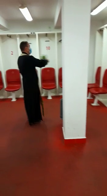Orice pentru salvare! Dinamo a adus preotul la stadion pentru a sfinți vestiarele_3
