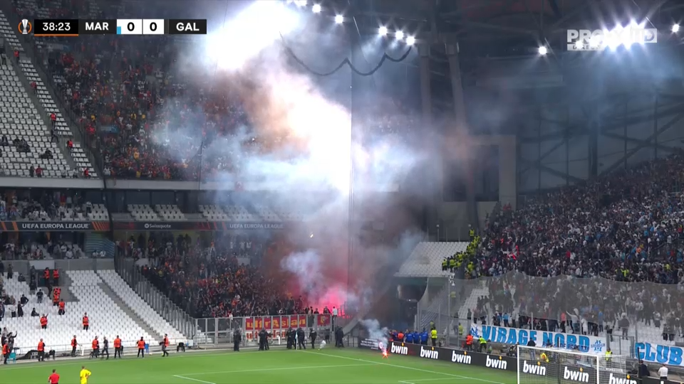 Momente incredibile la Marseille - Galata! Meciul a fost întrerupt din cauza fanilor! Terim s-a dus direct la ei_10