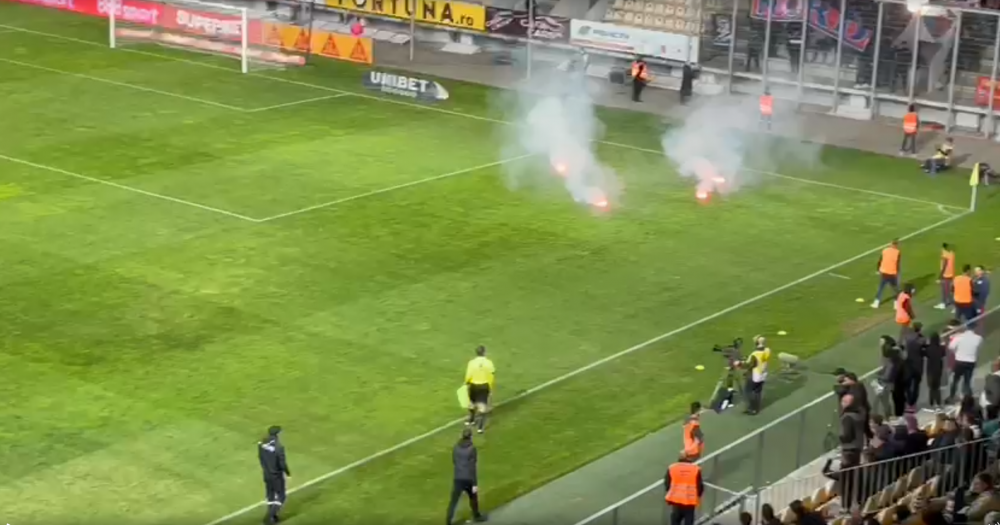 Ultrașii FCSB-ului, calmați de Edi Iordănescu! Reacția antrenorului la materialele pirotehnice aruncate în teren_1