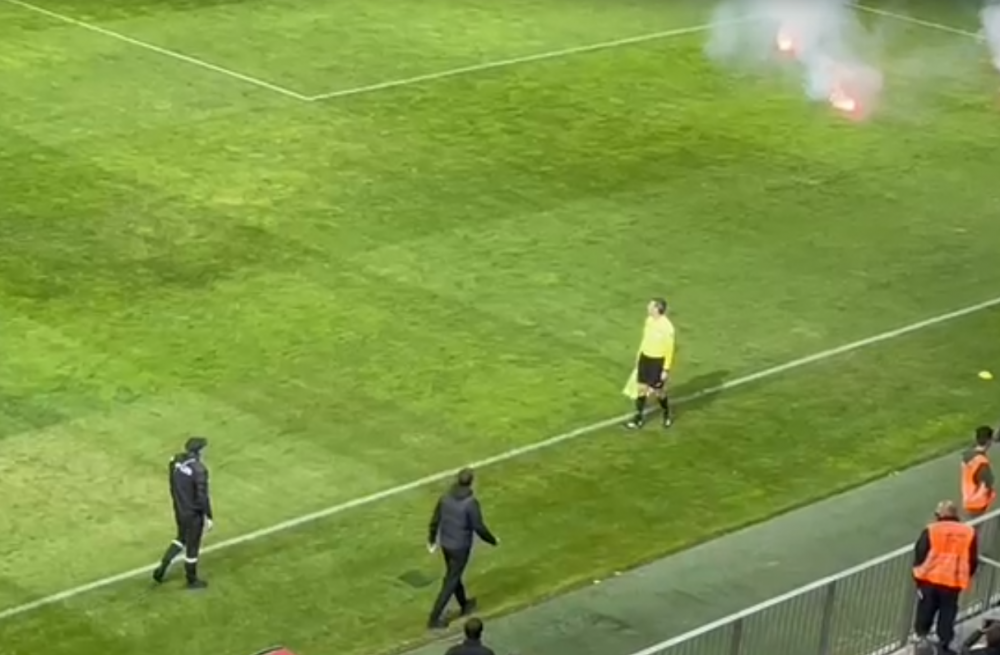 Ultrașii FCSB-ului, calmați de Edi Iordănescu! Reacția antrenorului la materialele pirotehnice aruncate în teren_3