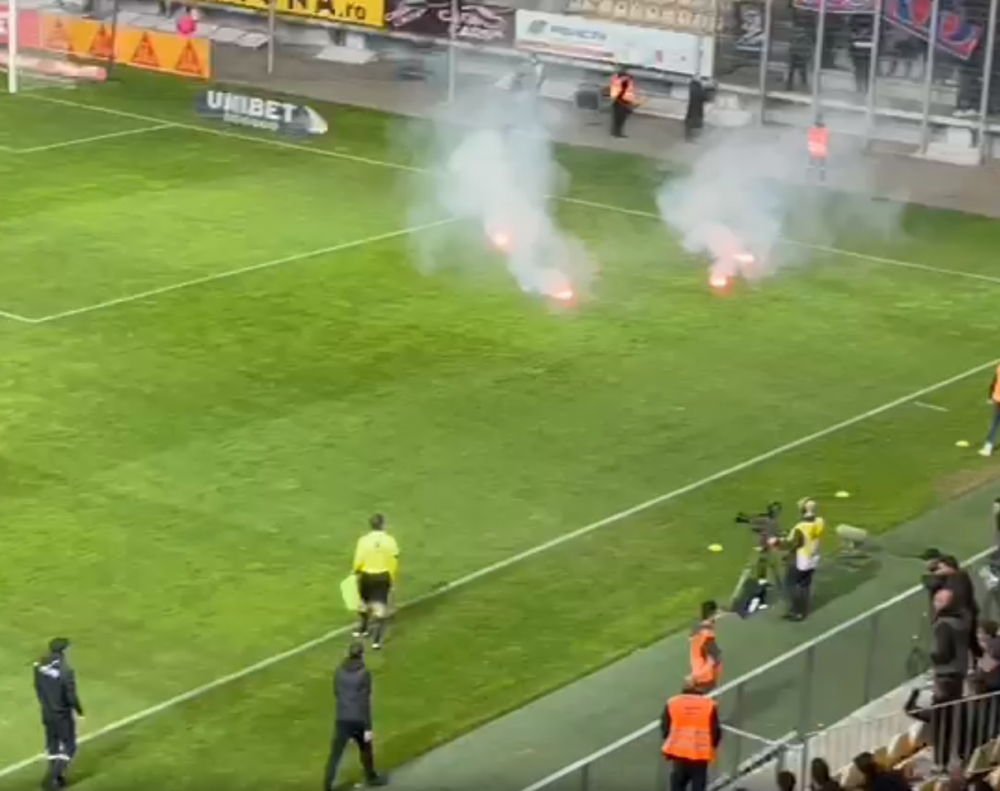 Ultrașii FCSB-ului, calmați de Edi Iordănescu! Reacția antrenorului la materialele pirotehnice aruncate în teren_4