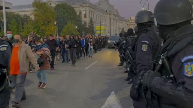 
	Imagini incredibile din Craiova! &bdquo;Arsenalul&rdquo; fabulos confiscat de jandarmi înaintea meciului FCU - CSU
