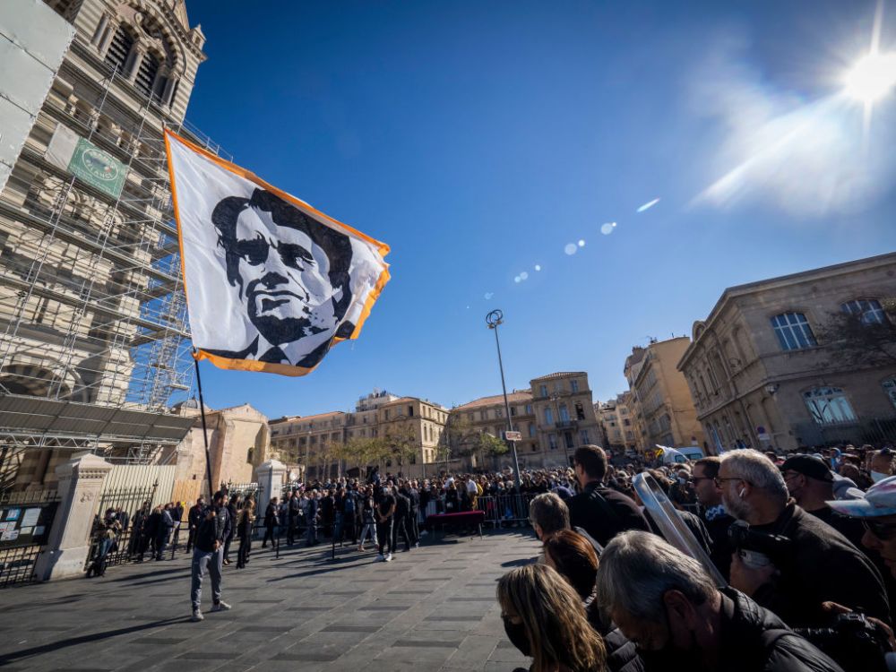 Sute de fani ai lui Marseille au acompaniat cu torțe și steaguri convoiul funerar la înmormântarea lui Bernard Tapie_1