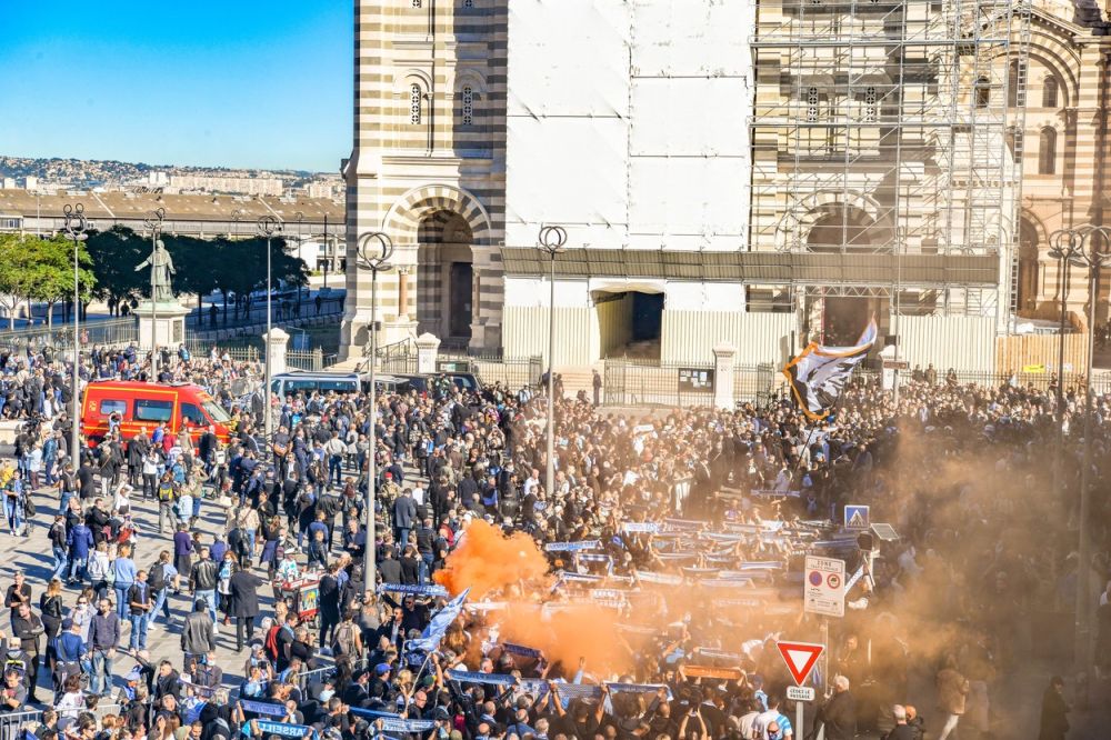 Sute de fani ai lui Marseille au acompaniat cu torțe și steaguri convoiul funerar la înmormântarea lui Bernard Tapie_2