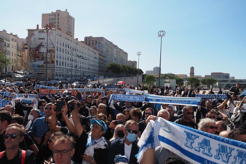 Sute de fani ai lui Marseille au acompaniat cu torțe și steaguri convoiul funerar la înmormântarea lui Bernard Tapie_11