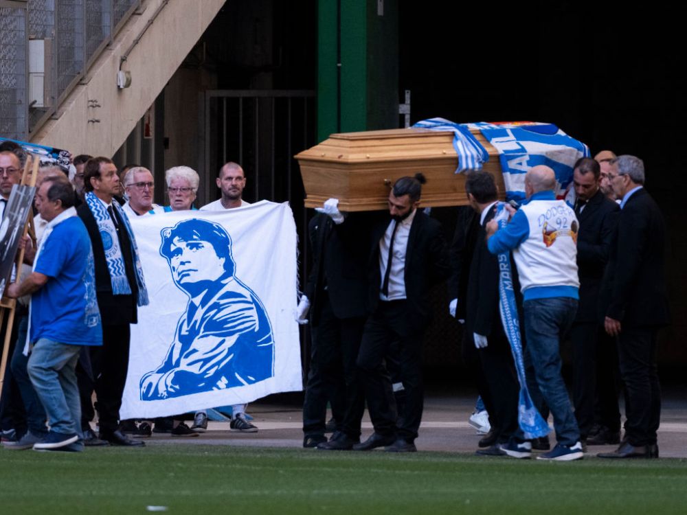 Sute de fani ai lui Marseille au acompaniat cu torțe și steaguri convoiul funerar la înmormântarea lui Bernard Tapie_3