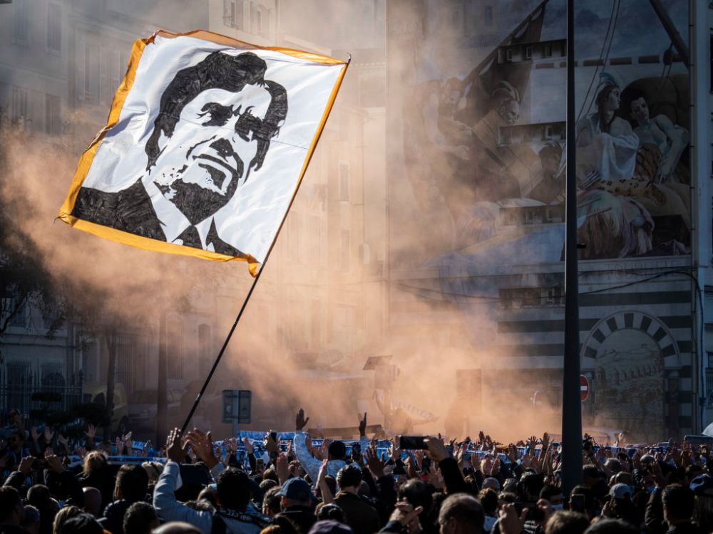 Sute de fani ai lui Marseille au acompaniat cu torțe și steaguri convoiul funerar la înmormântarea lui Bernard Tapie_4