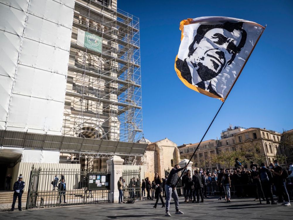 Sute de fani ai lui Marseille au acompaniat cu torțe și steaguri convoiul funerar la înmormântarea lui Bernard Tapie_5
