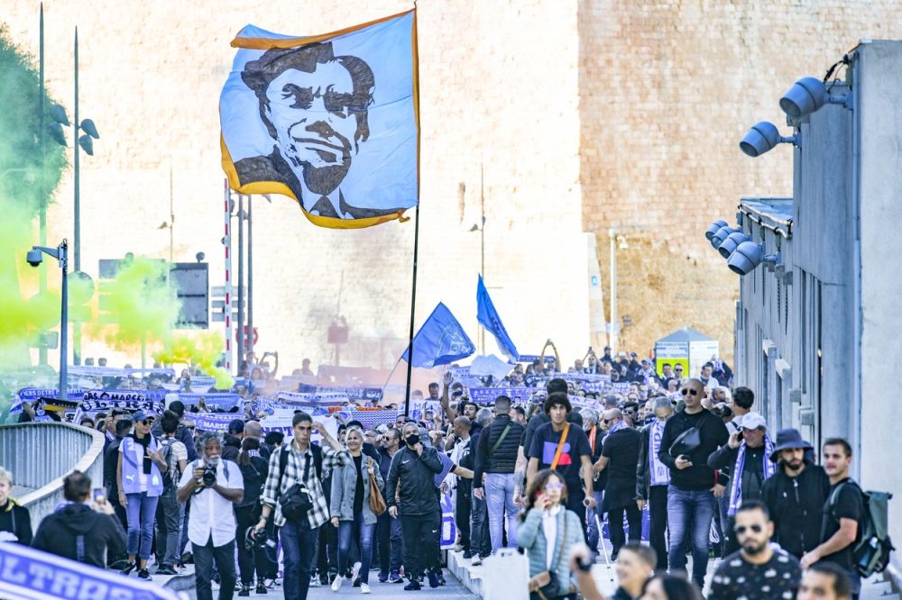 Sute de fani ai lui Marseille au acompaniat cu torțe și steaguri convoiul funerar la înmormântarea lui Bernard Tapie_7