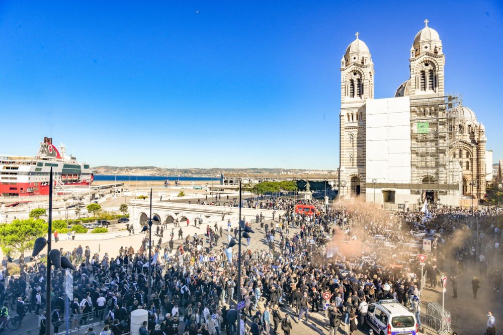 Sute de fani ai lui Marseille au acompaniat cu torțe și steaguri convoiul funerar la înmormântarea lui Bernard Tapie_8