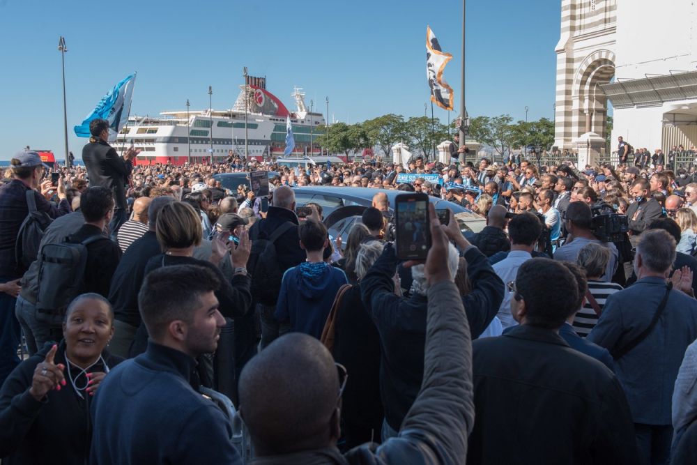 Sute de fani ai lui Marseille au acompaniat cu torțe și steaguri convoiul funerar la înmormântarea lui Bernard Tapie_9