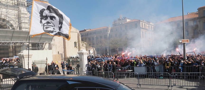 Sute de fani ai lui Marseille au acompaniat cu torțe și steaguri convoiul funerar la înmormântarea lui Bernard Tapie_10
