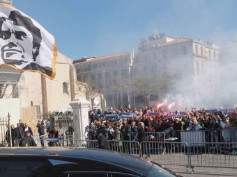 
	Sute de fani ai lui Marseille au acompaniat cu torțe și steaguri convoiul funerar la înmormântarea lui Bernard Tapie
