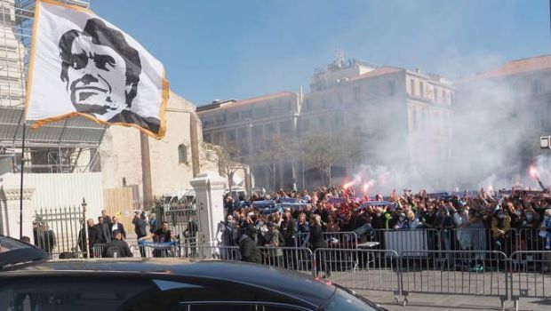 
	Sute de fani ai lui Marseille au acompaniat cu torțe și steaguri convoiul funerar la înmormântarea lui Bernard Tapie
